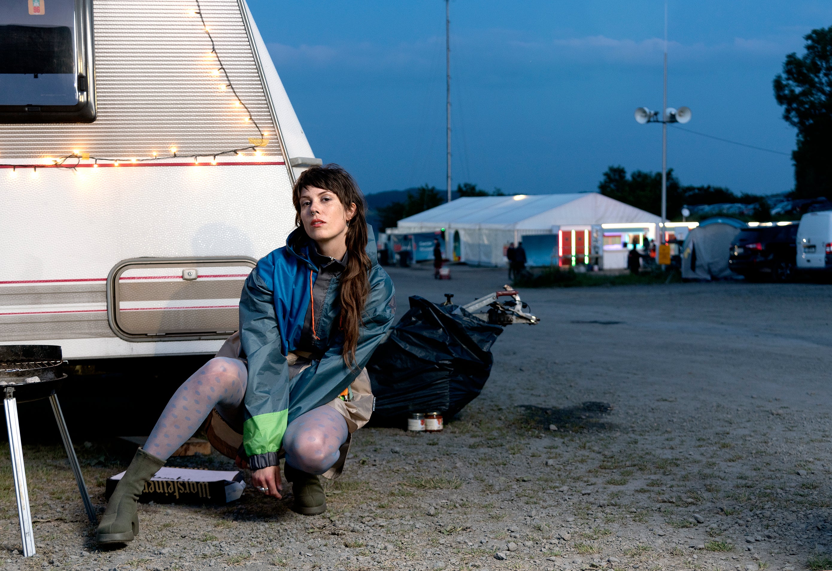 Modeaufnahme auf einem Festival: Einzigartiges Kleidungsstück aus Upcycling-Zeltmaterial, Design von Tentation Katrin Rieber, Foto: Jo Hempel.