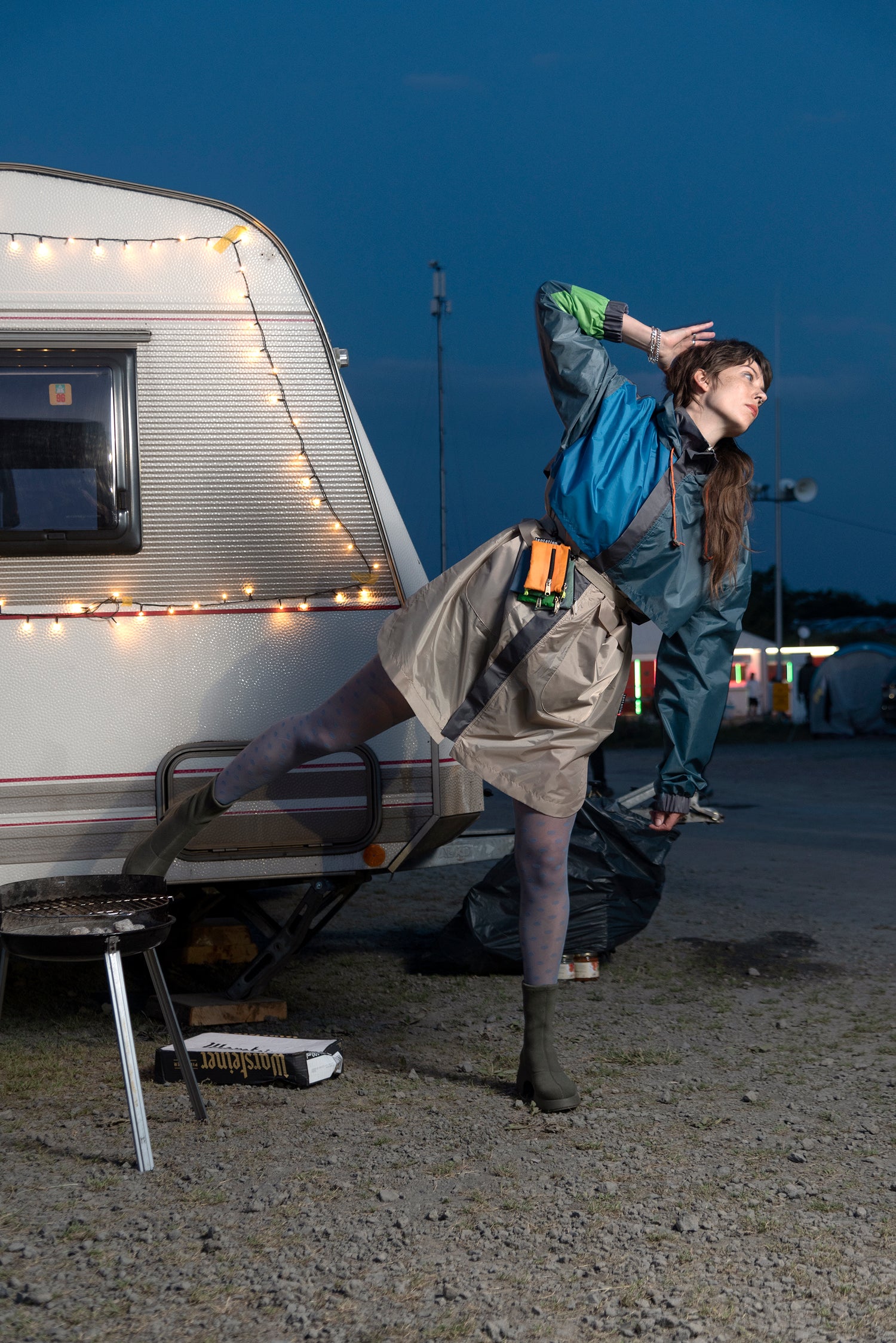 Modeaufnahme auf einem Festival: Einzigartiges Kleidungsstück aus Upcycling-Zeltmaterial, Design von Tentation Katrin Rieber, Foto: Jo Hempel.